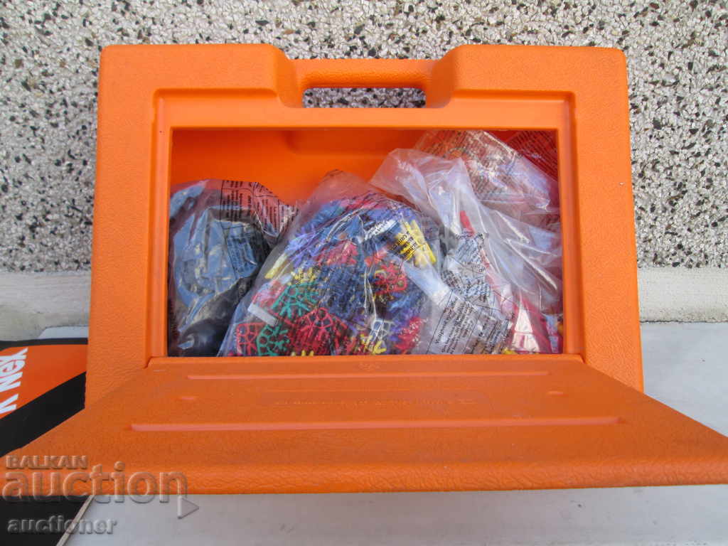Auction CHILDREN'S BUILDING SYSTEM K'NEX OT 1996 IN PLASTIC SUITCASE Auction CHILDREN'S BUILDING SYSTEM K'NEX OT 1996 IN PLASTIC SUITCASE
