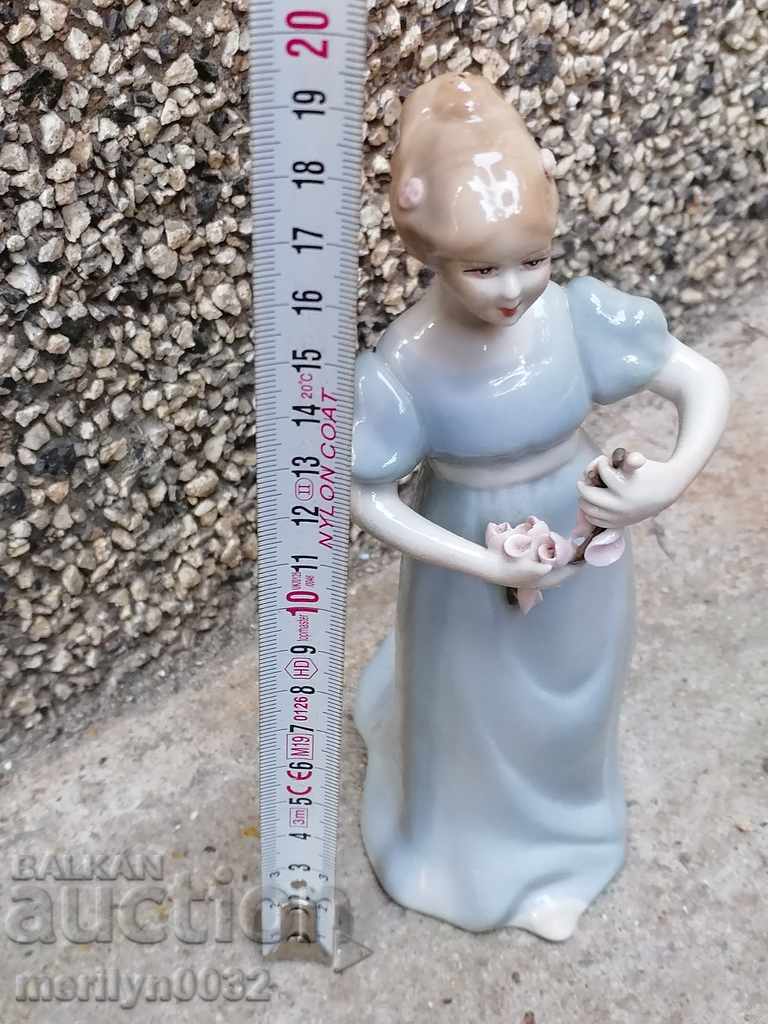 Delivery of Old porcelain figure, plastic, figurine, porcelain Delivery of Old porcelain figure, plastic, figurine, porcelain