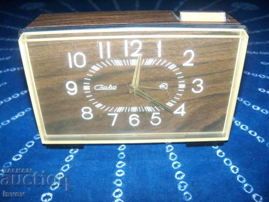 Стар настолен часовник "SLAVA" произведен в СССР