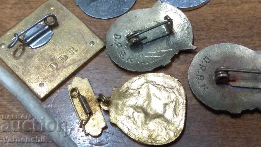 Lot badges NORTH KOREA VIETNAM 1960-70 - 7 Lot badges NORTH KOREA VIETNAM 1960-70 - 7