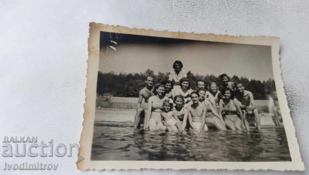 Снимка Мъже и жени по бански в басейн