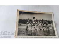 Fotografie Bărbați și femei în costume de baie în piscină