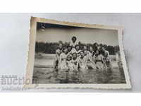 Снимка Мъже и жени по бански в басейн