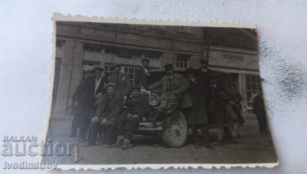 Foto Bărbați cu o mașină retro în fața Hotelului Margovski