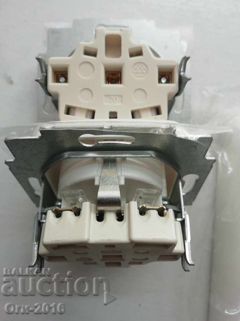 Δημοπρασία Δύο μονές επαφές με κοινή μπροστινή κονσόλα Δημοπρασία Δύο μονές επαφές με κοινή μπροστινή κονσόλα