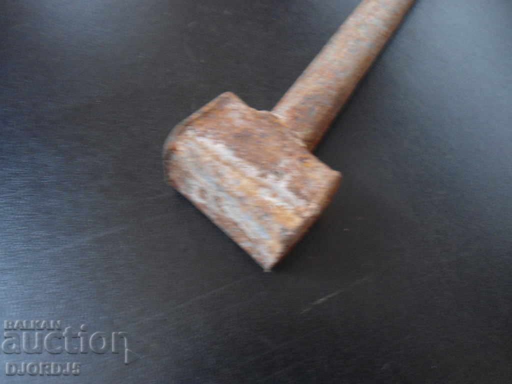 An old hammer with price 2.00 BGN | € 1.02 An old hammer with price 2.00 BGN | € 1.02