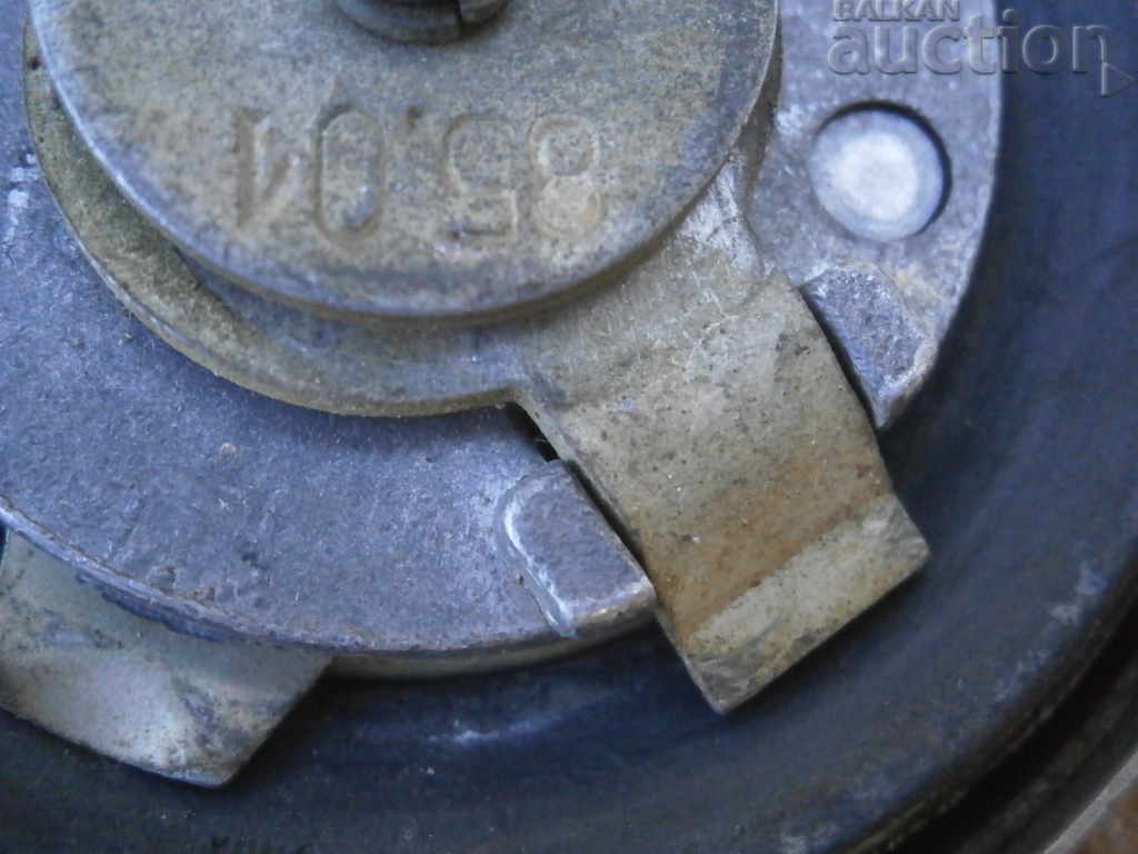 Delivery of retro car tank cap Delivery of retro car tank cap