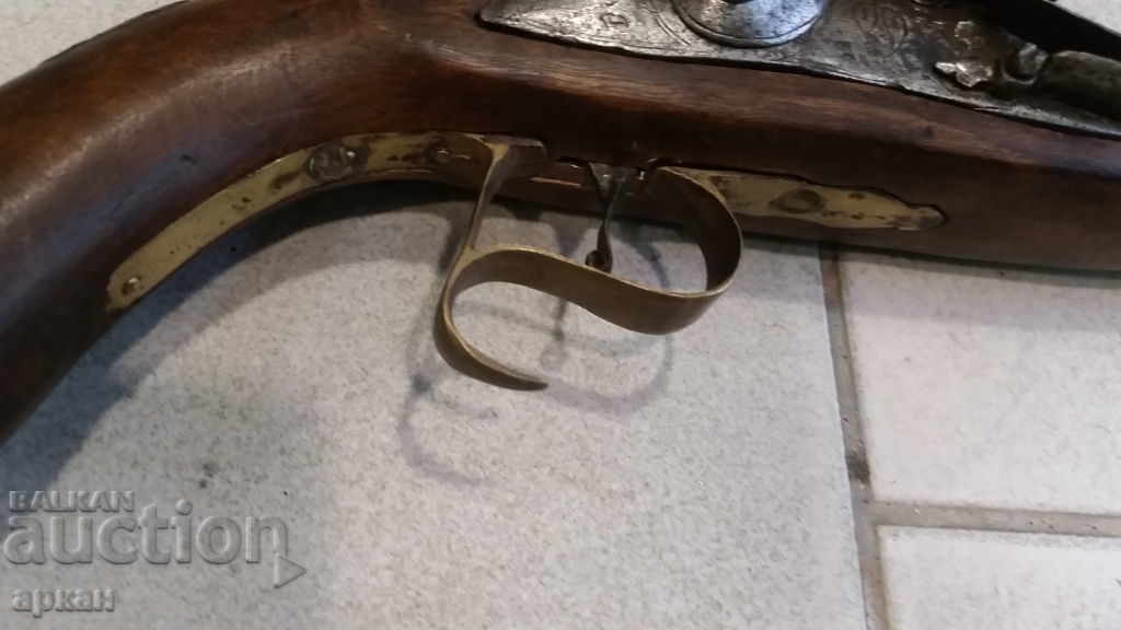 un vechi pistol de mare cu o țeavă de îmbarcare de mare calibru cu preț 900.00 BGN | € 460.16