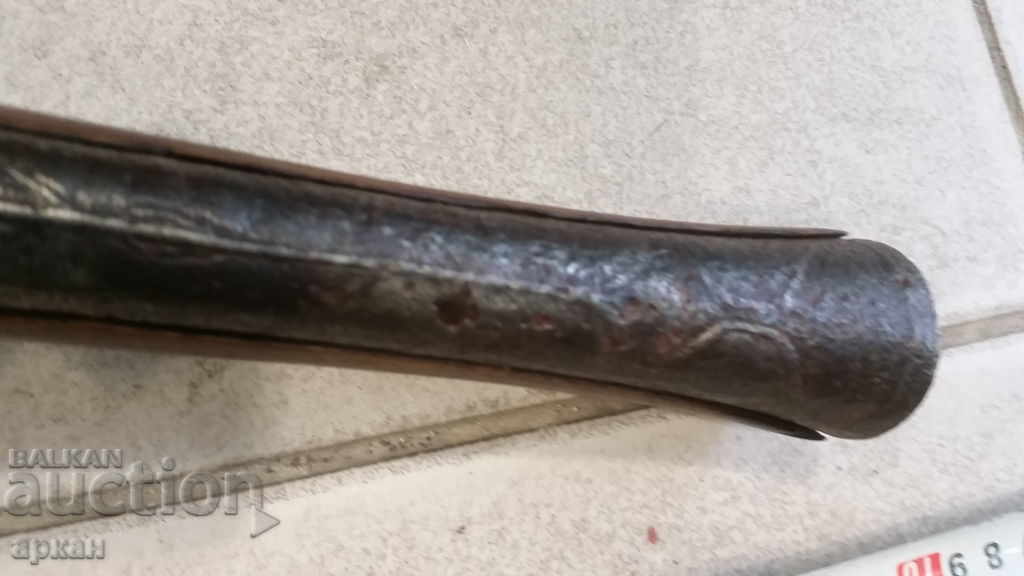 Licitație un vechi pistol de mare cu o țeavă de îmbarcare de mare calibru