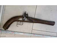 un vechi pistol de mare cu o țeavă de îmbarcare de mare calibru
