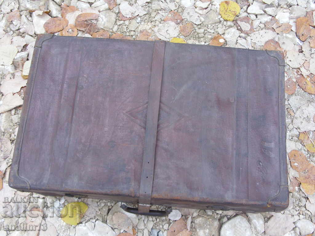 Delivery of OLD LARGE LEATHER SUITCASE Delivery of OLD LARGE LEATHER SUITCASE