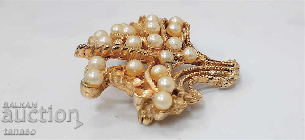 Delivery of Old brooch (1.3) Delivery of Old brooch (1.3)