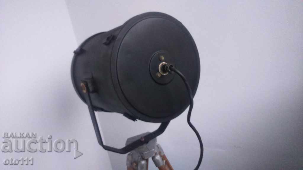 Delivery of LIGHTING FLUID, FLOODLIGHT ON TRIPOD, TRIPOD, TRIPOD