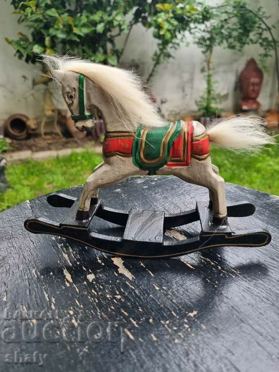 O jucărie veche. Un cal de lemn