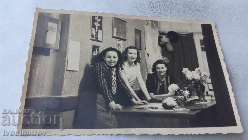 Φωτογραφία Σοφία Νέες γυναίκες σε ένα τραπέζι με λουλούδια