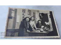 Снимка София Млади жени на маса с цветя
