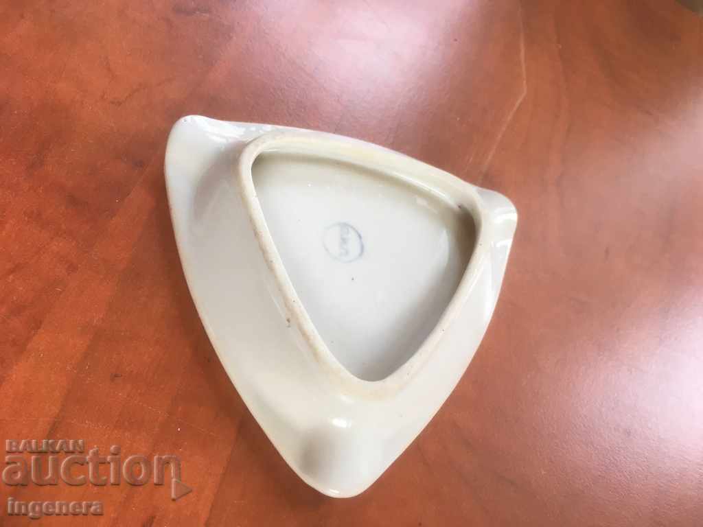 Delivery of PORCELAIN ASHTRAY FOR CARD PLAYERS FROM THE 50's Delivery of PORCELAIN ASHTRAY FOR CARD PLAYERS FROM THE 50's