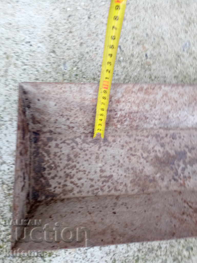 Auction Old animal feeder Auction Old animal feeder