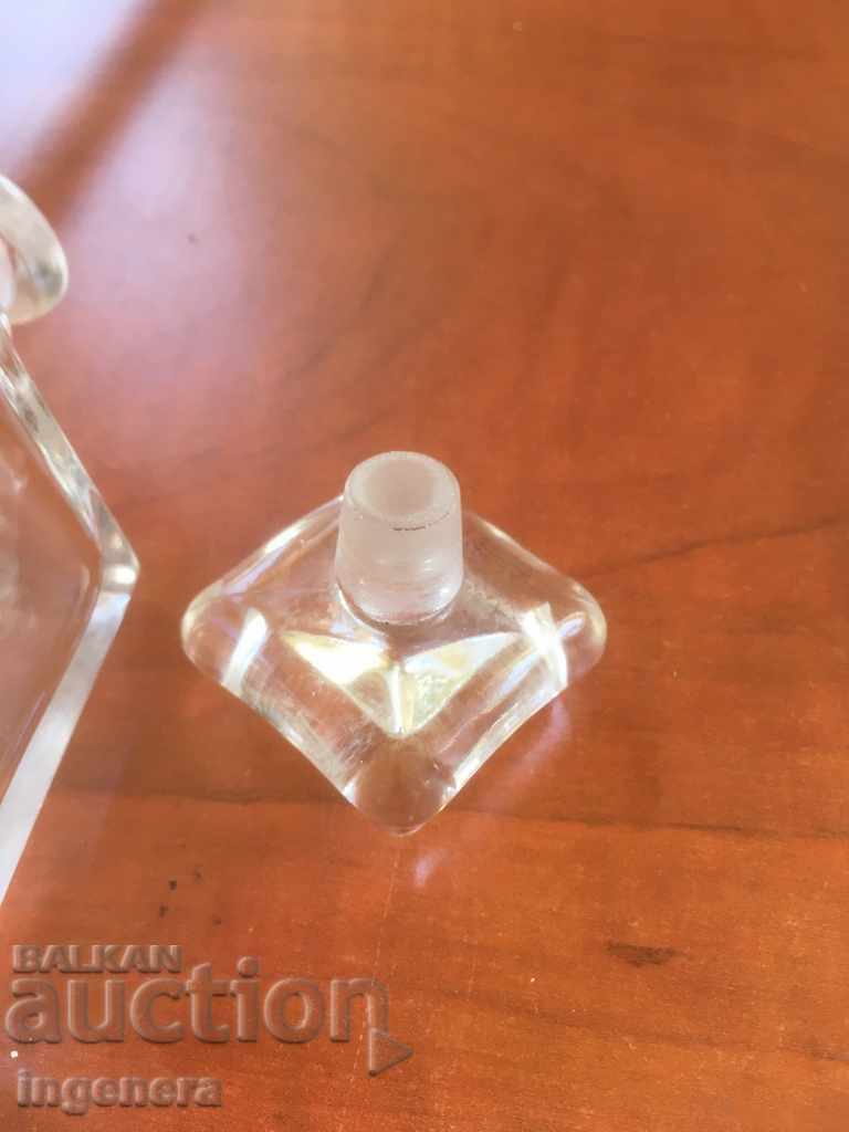 Доставка на ШИШЕ ОТ ПАРФЮМ СТАРИННО СТЪКЛО ДЕБЕЛО И РЕЛЕФНО Доставка на ШИШЕ ОТ ПАРФЮМ СТАРИННО СТЪКЛО ДЕБЕЛО И РЕЛЕФНО