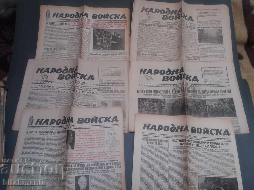 O mulțime de ziare vechi ale Armatei Populare