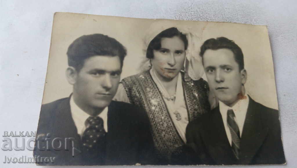 Photo Woman and two men
