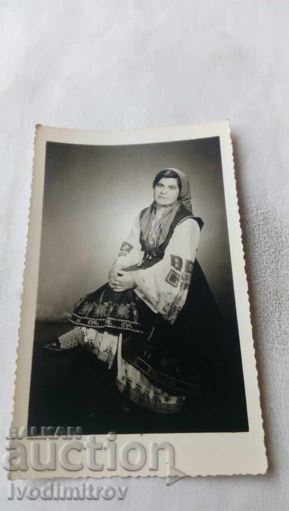 Снимка Жена в народна носия