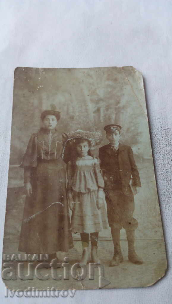 Photo Woman with a boy and a girl