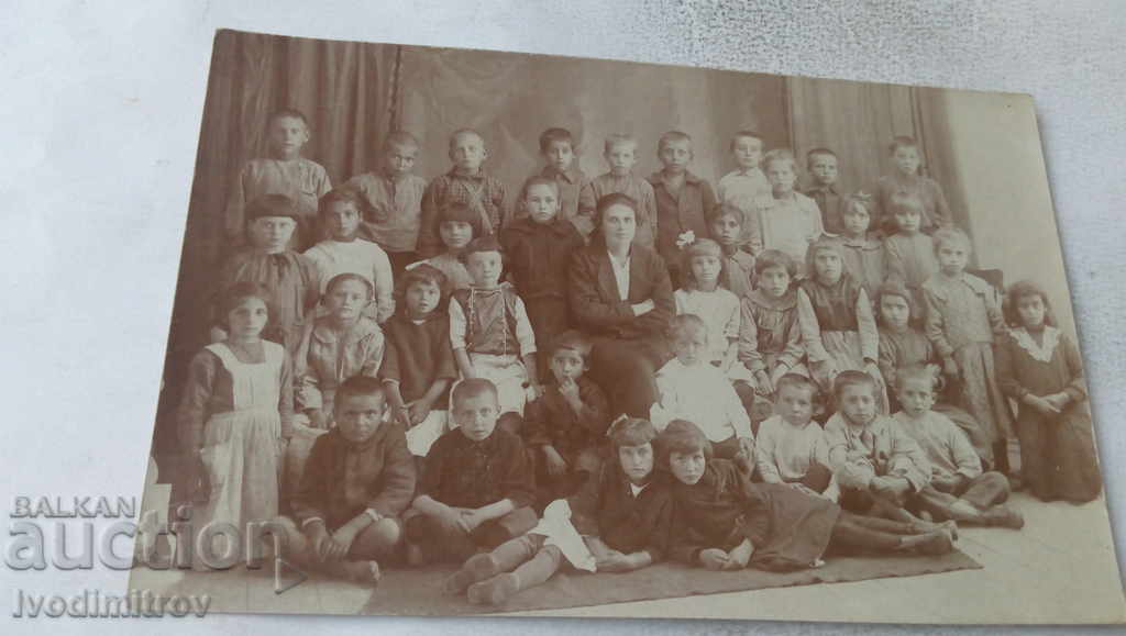 Photo Children with their teacher