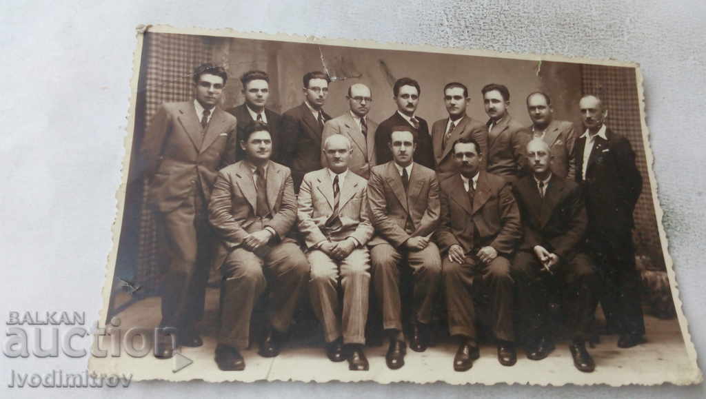 Foto Grup de bărbați în costume