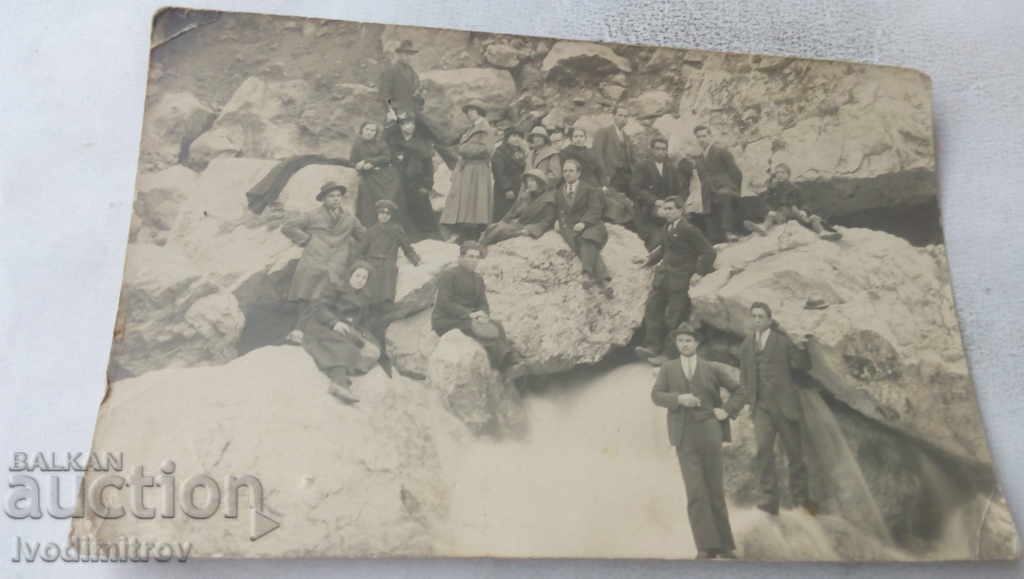 Снимка Враца Мъже и жени на скалите край града 1924