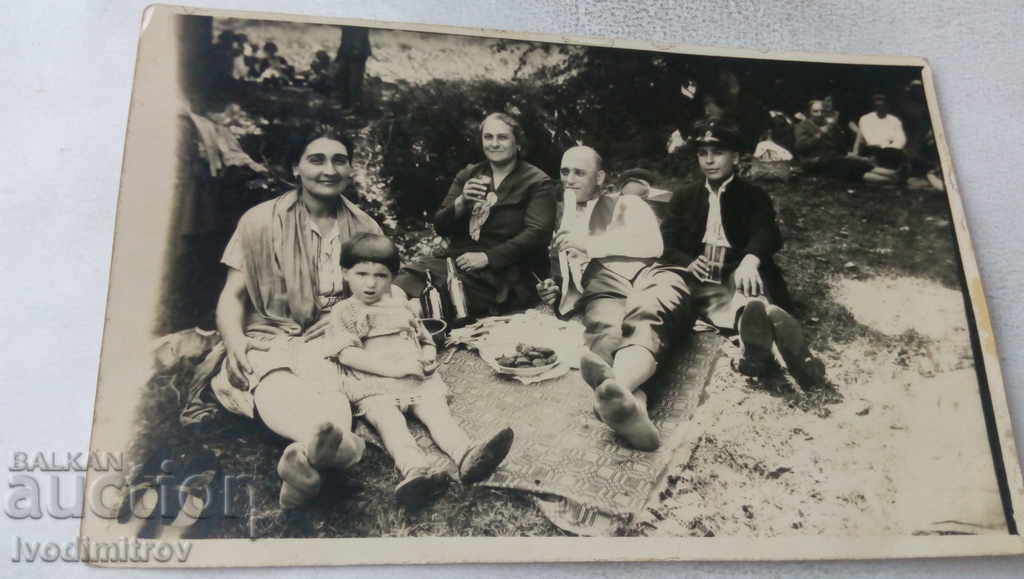 Fotografie Familia Bankya la un picnic pe gazon 1927