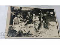 Fotografie Familia Bankya la un picnic pe gazon 1927