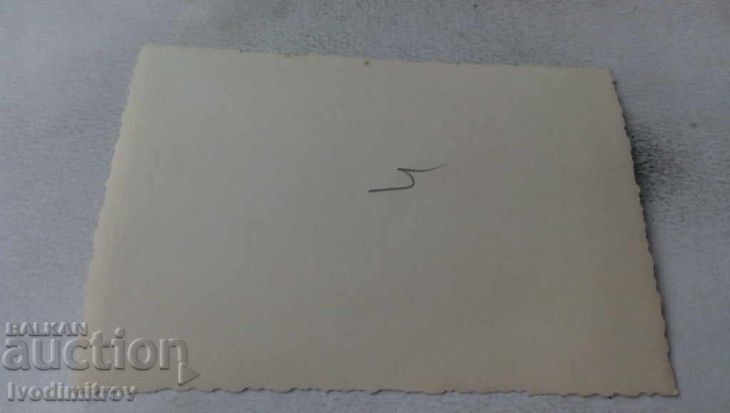 Φωτογραφία Άνδρες και γυναίκες στην παραλία με τιμή € 1.25 | 2.44 BGN