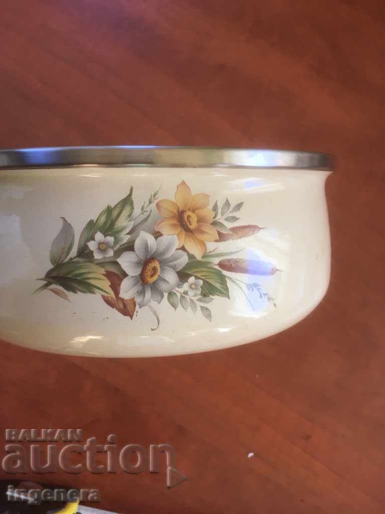 Auction CASTLE PAN FOUR METAL ENAMELED CONTAINER LARGE Auction CASTLE PAN FOUR METAL ENAMELED CONTAINER LARGE