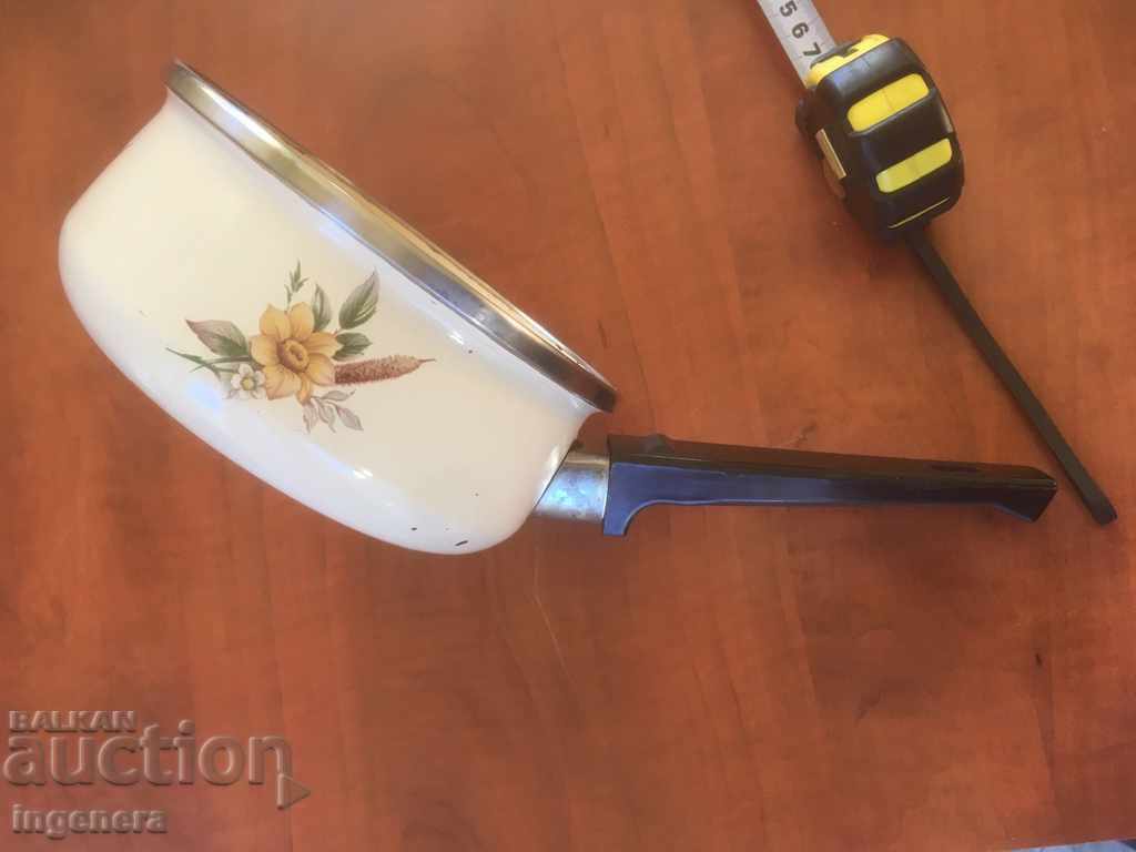 Auction CASTLE PAN FOUR METAL ENAMELED DISH SMALL Auction CASTLE PAN FOUR METAL ENAMELED DISH SMALL