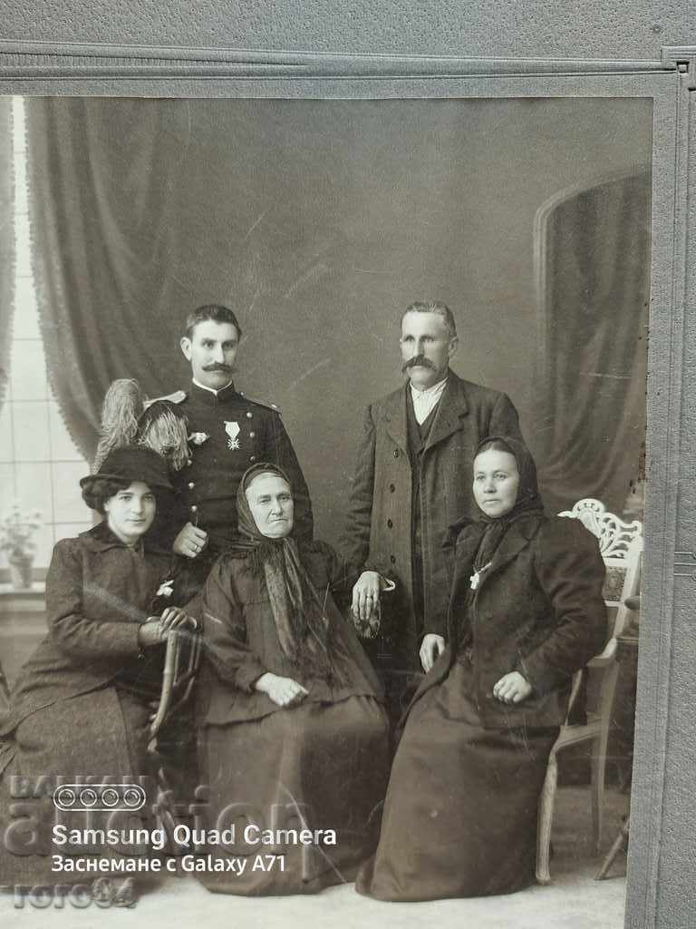 ORDINUL CURAJUL - OFITER - FAMILIE cu preț 45.00 BGN | € 23.01 ORDINUL CURAJUL - OFITER - FAMILIE cu preț 45.00 BGN | € 23.01