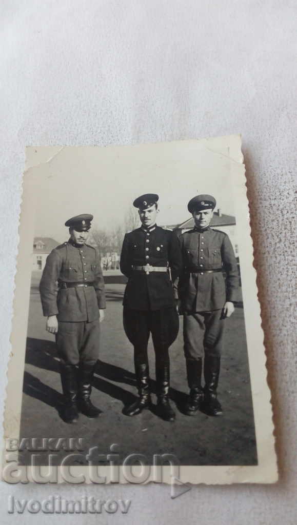 Photo Officer and two soldiers 1940