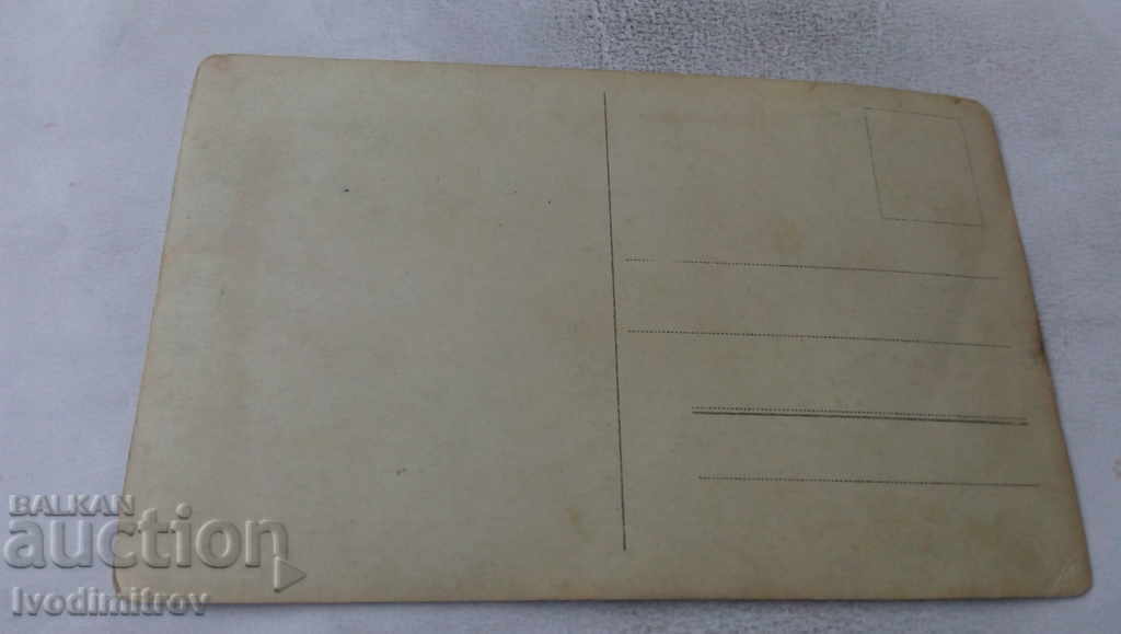 Φωτογραφία Λοχίας με λουλούδια στο χέρι με τιμή 4.65 BGN | € 2.38