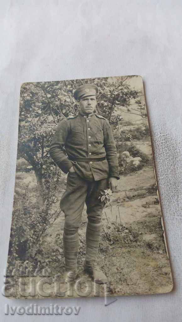 Photo Sergeant with flowers in hand