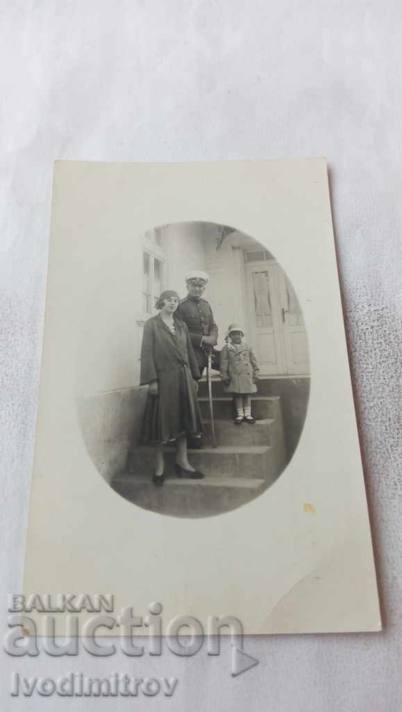 Photo Officer with his family on the stairs of the house