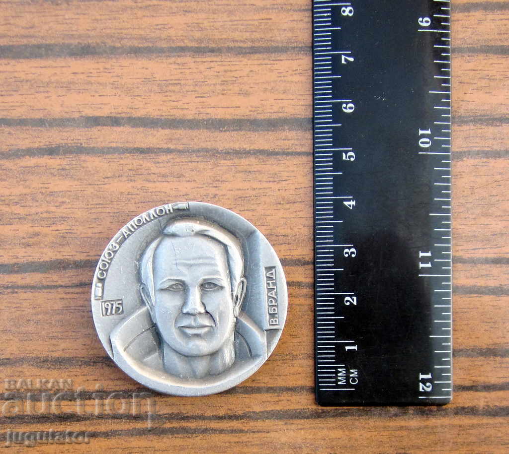 Delivery of space medal plaque space Union Apollo 1975