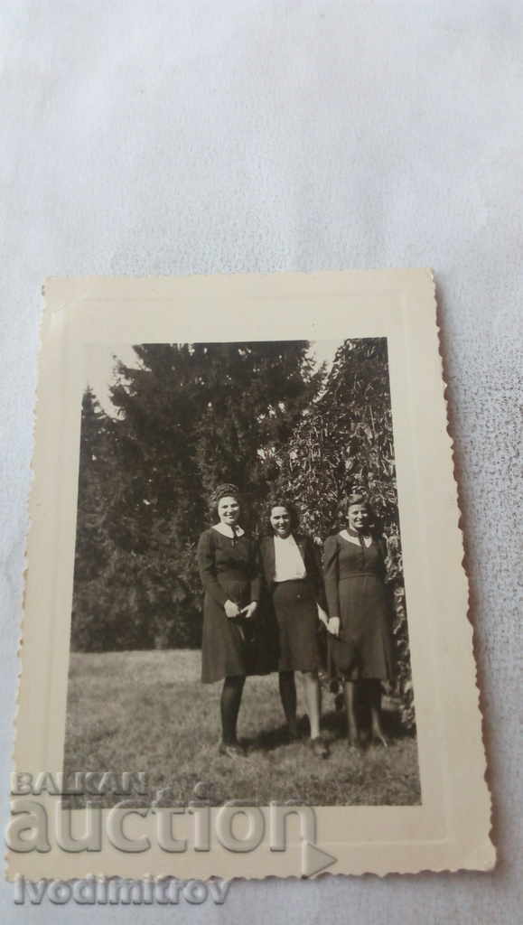 Photo Sofia Three schoolgirls in Borisova Garden 1941