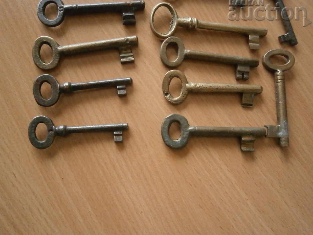 Antique key lock latch with price 25.00 BGN | € 12.78 Antique key lock latch with price 25.00 BGN | € 12.78