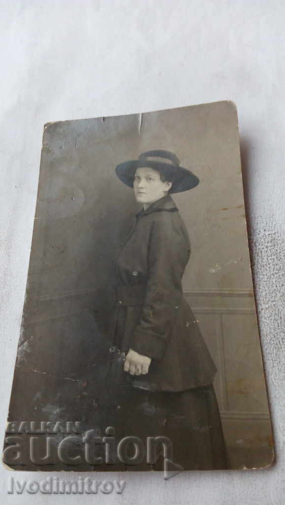 Photo Woman wearing a black dress and a black hat
