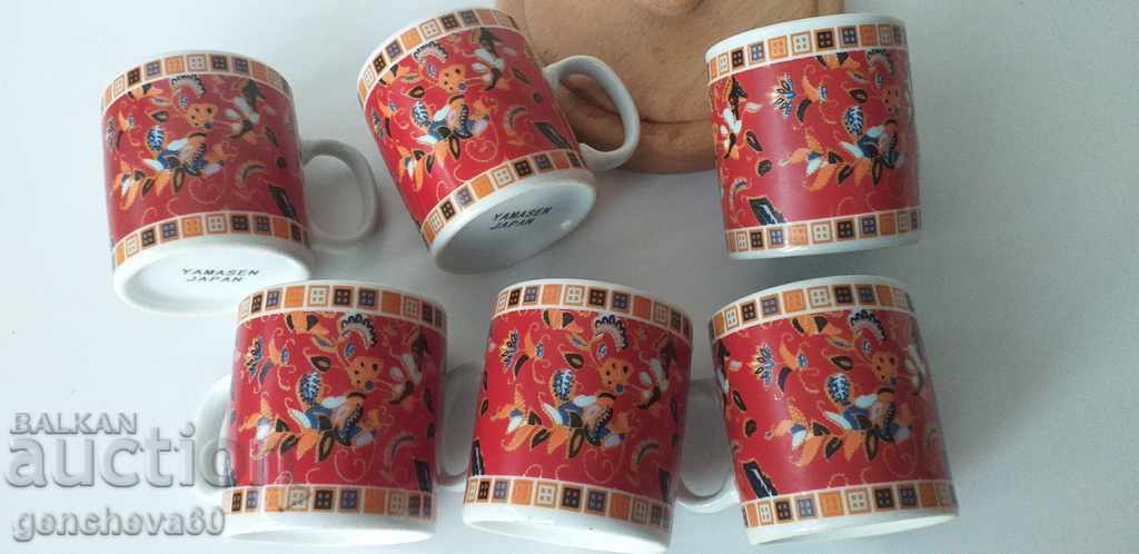 Παράδοση Όμορφες ζωγραφισμένες κούπες καφέ με ξύλινη βάση Παράδοση Όμορφες ζωγραφισμένες κούπες καφέ με ξύλινη βάση