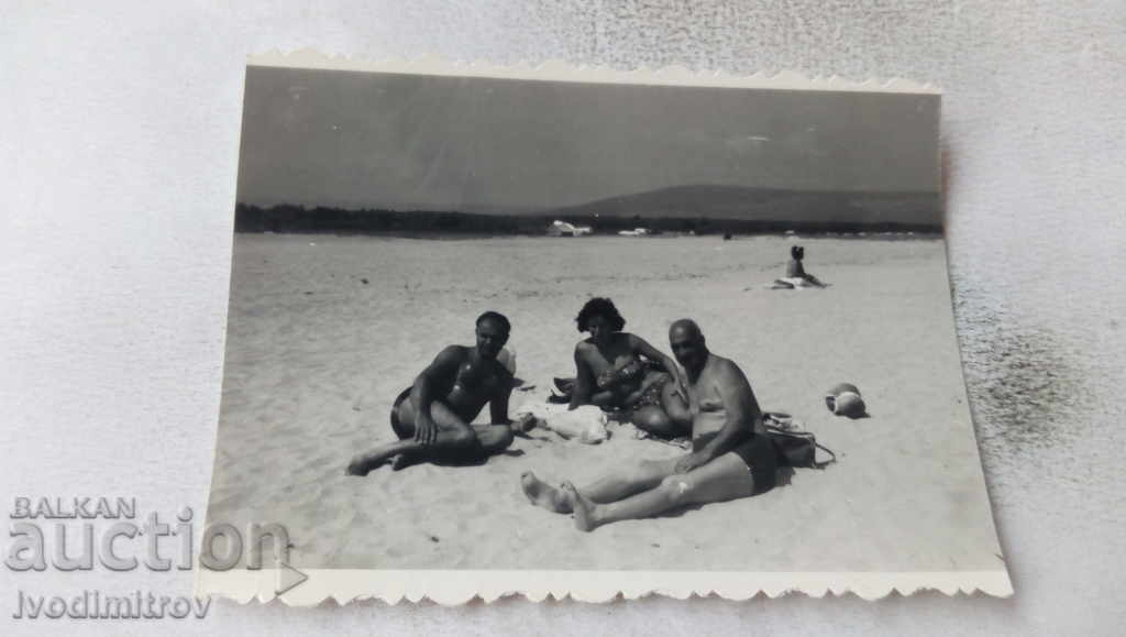 Φωτογραφία Δύο άνδρες και μια γυναίκα στην παραλία