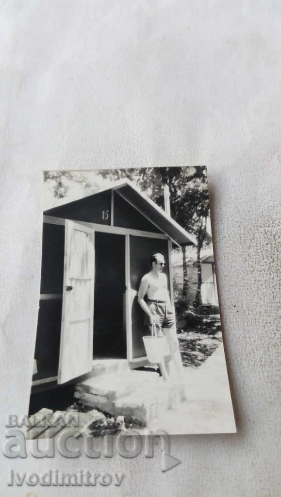 Foto Omul în fața unui bungalou
