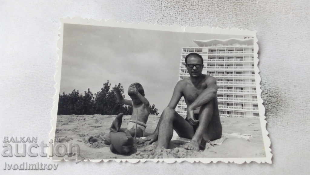 Foto Tată și fiu pe plajă