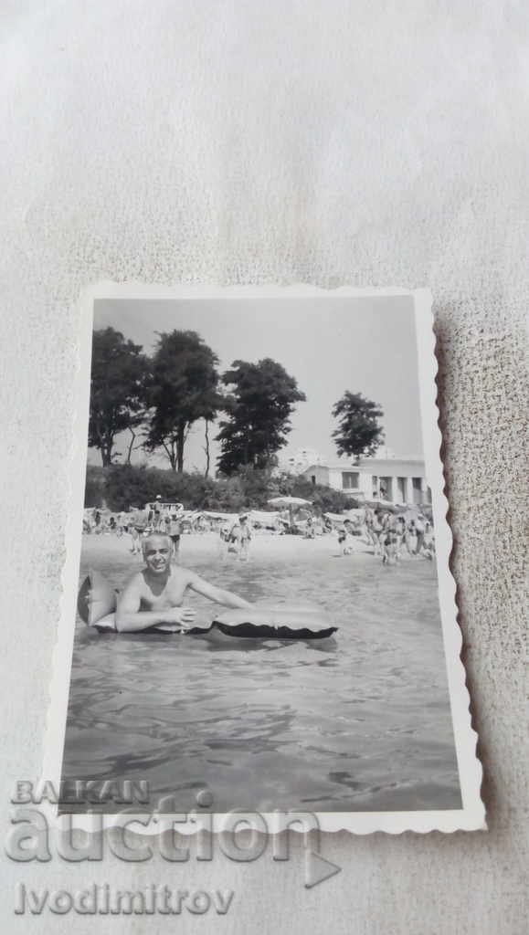 Снимка Мъж с дюшек в морето