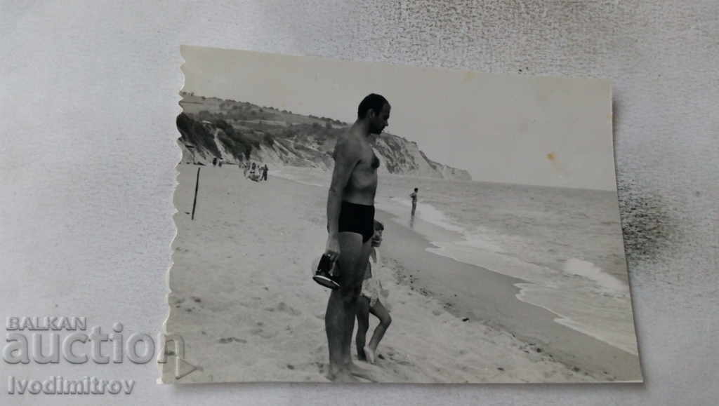 Foto Tatăl cu copilul lui pe plajă